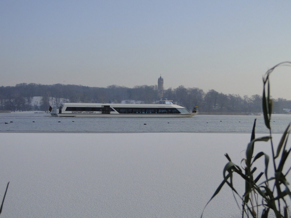 Die MS Belvedere auf einem Fluss vor dem Flatowturm
