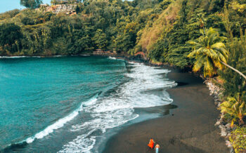 Schwarzer Sandstrand Tahiti