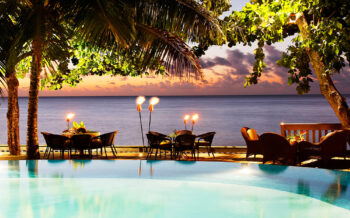 Tahiti Pearl Beach Pool bei Sonnenuntergang